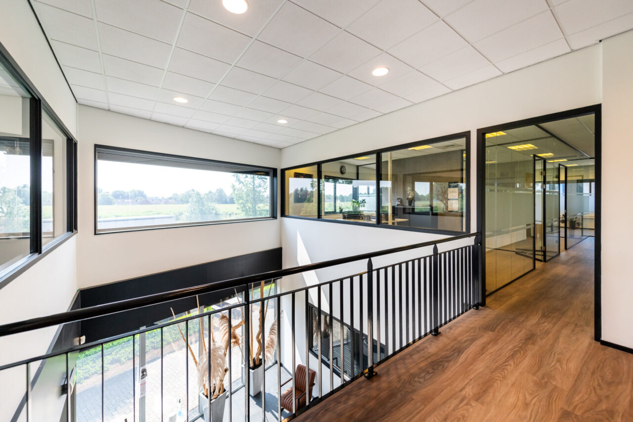 kantoor inrichten met glaswanden debazis projectinrichting