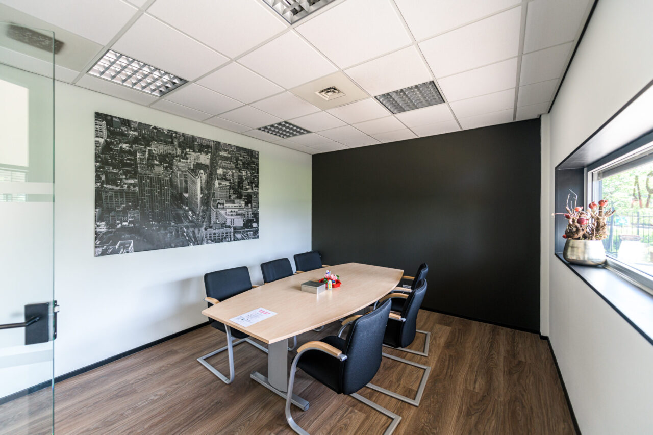 vergaderkamer met ledverlichting debazis kantoorverbouwing