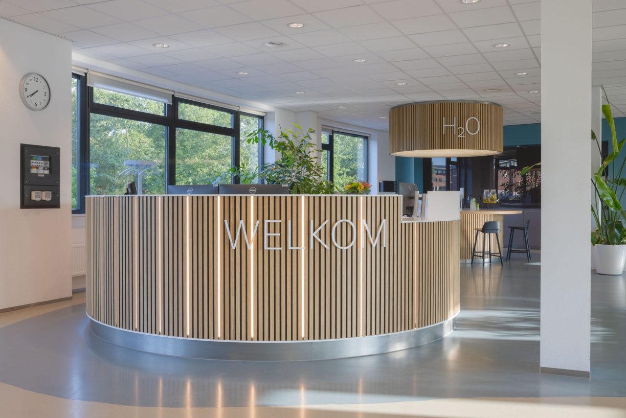 Receptie van eiken panelen op maat met led verlichting debazis interieurprojecten kantoorinrichting
