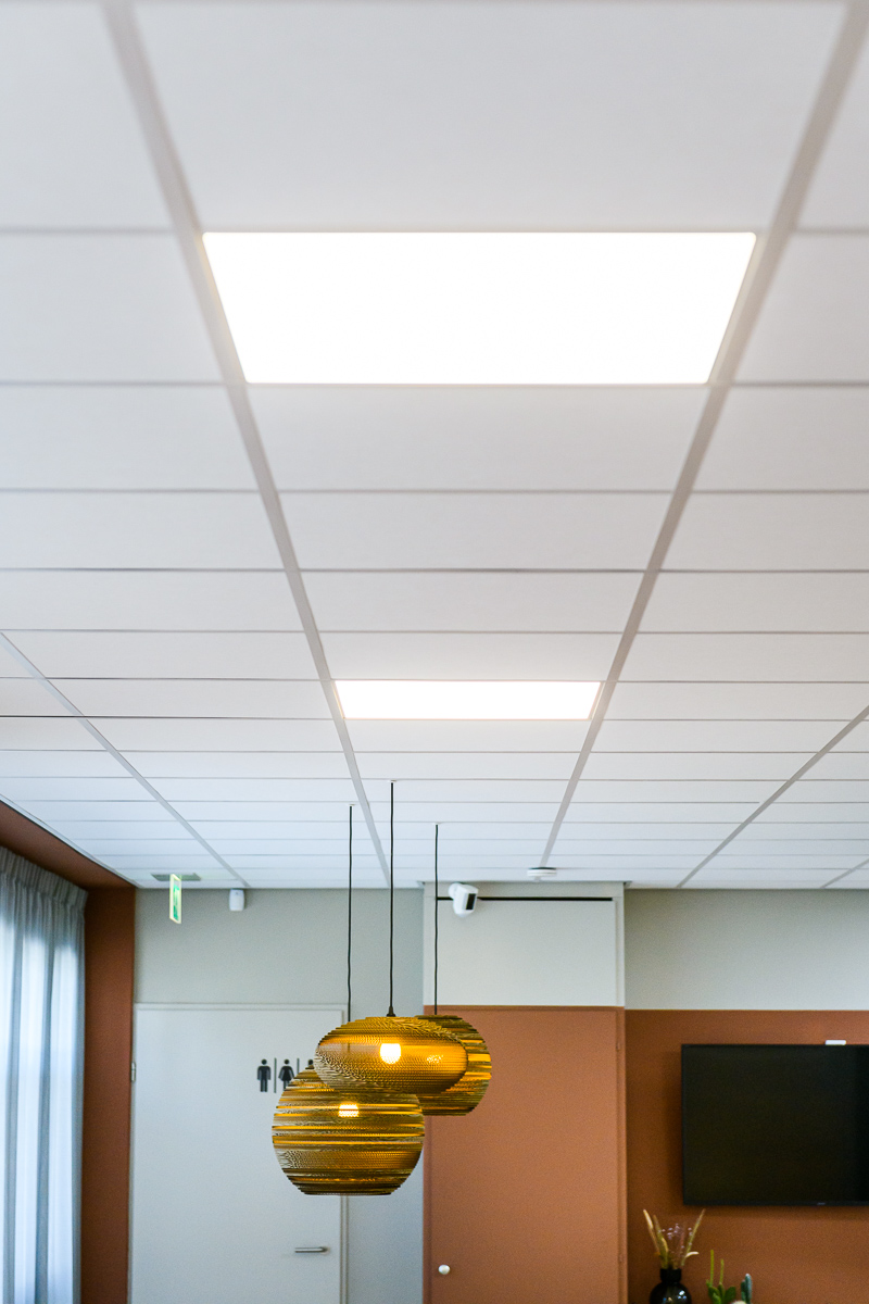 praktijk met systeemplafond en led verlichting