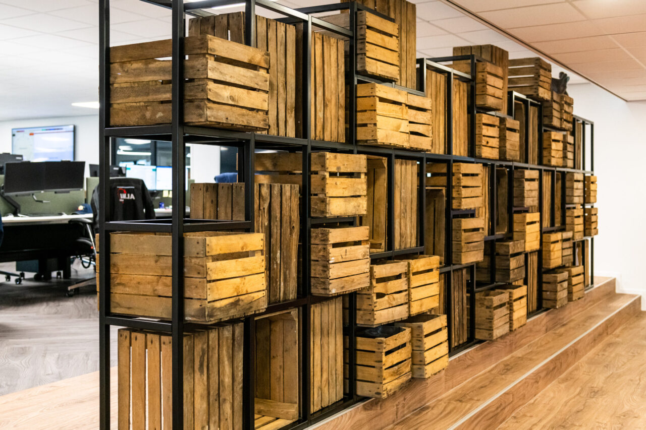 Scheidingswand van houten fruitkisten design and build maatwerk projectinrichting