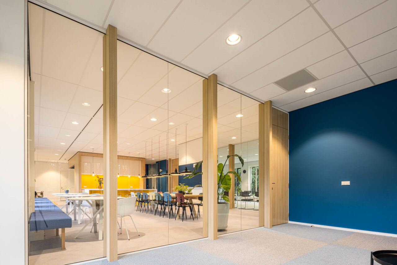 Glazen wanden op kantoor scheidingswand tussen lunchruimte en vergaderruimte - vacatures