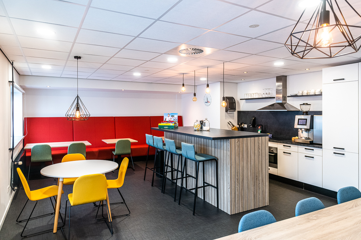 pantry projectkeuken met bar afgewerkt met houten panelen en barkrukken