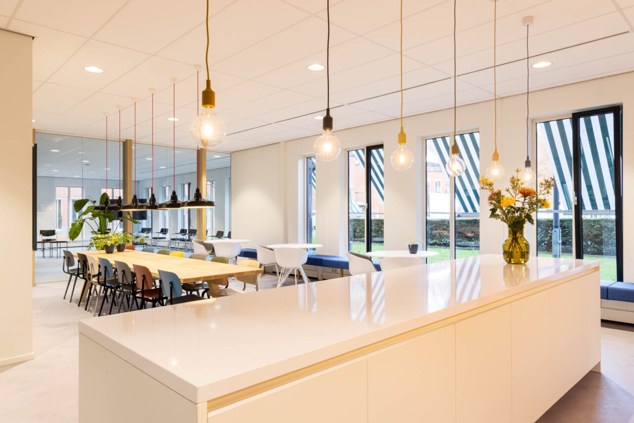 projectkeuken op kantoor met maatwerk meubilair en verlichting