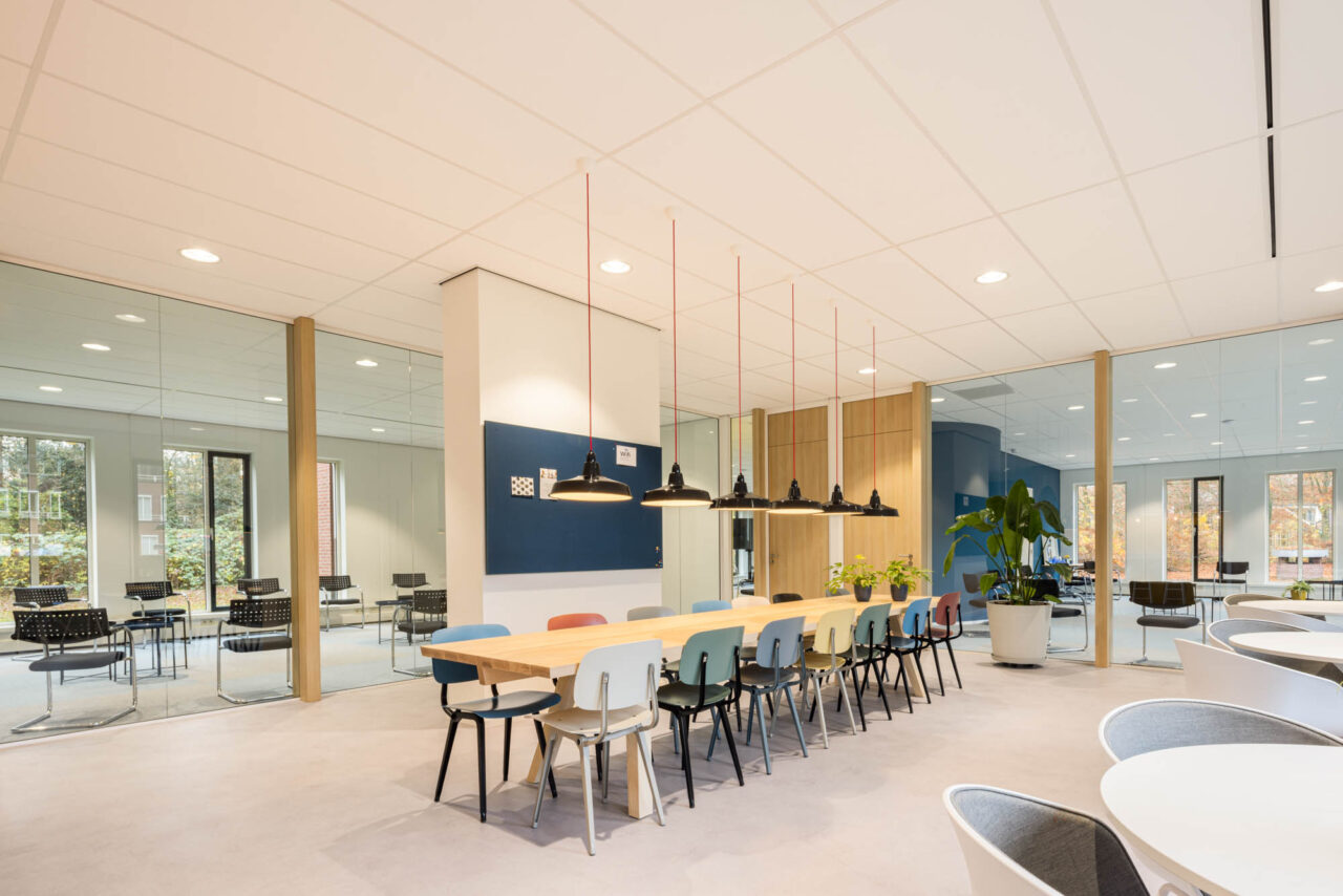 verbouwing kantoor inrichting met glazen wanden en metal stud wanden