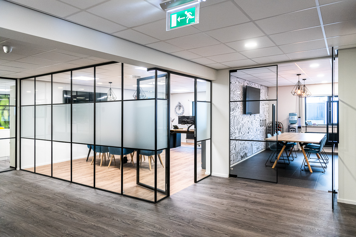 kantoor inrichting met glaswanden en glasdeuren scheidingswanden voor vergaderkamer