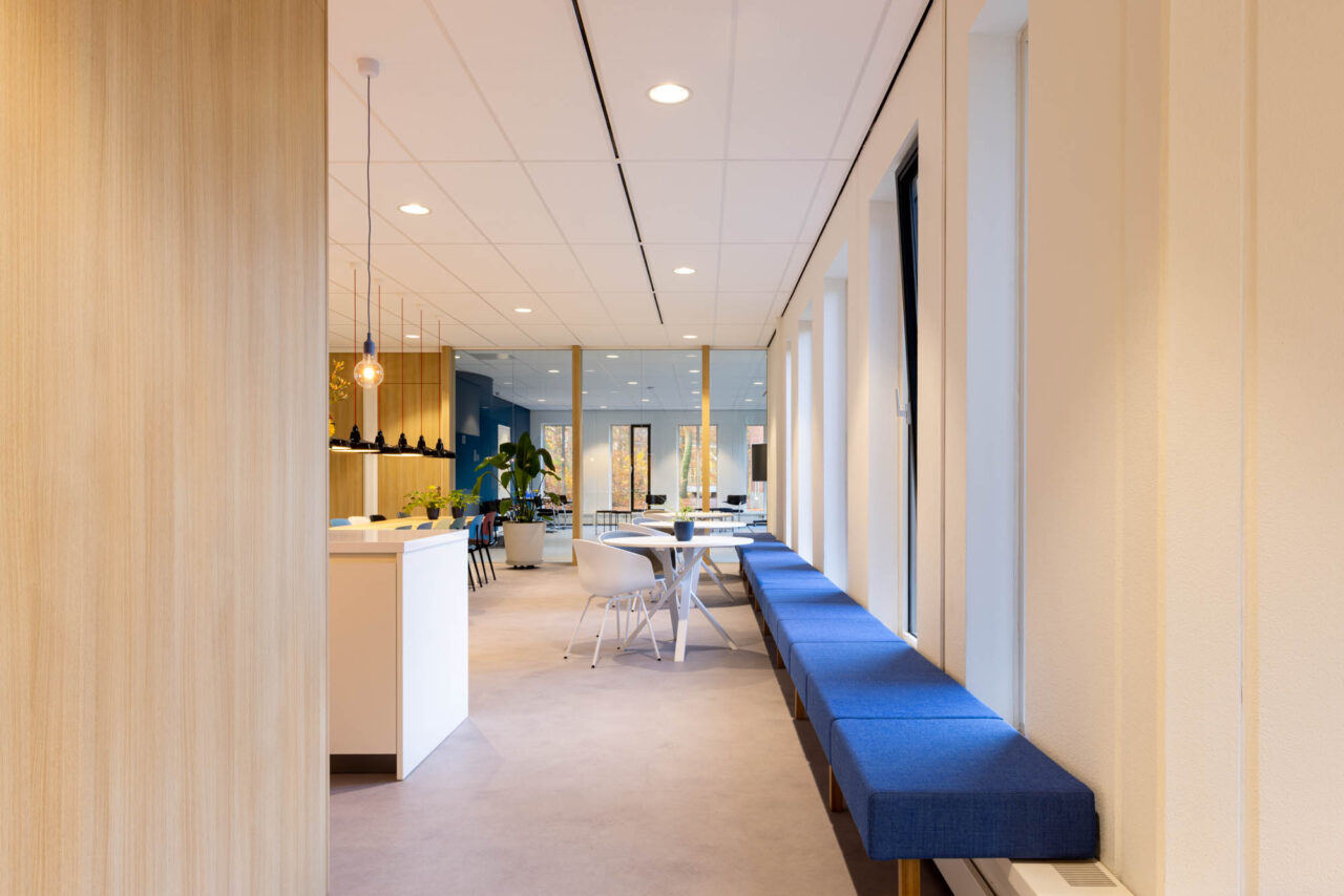 design en build kantoorinrichting pantry met maatwerk zitbank -vacatures debazis