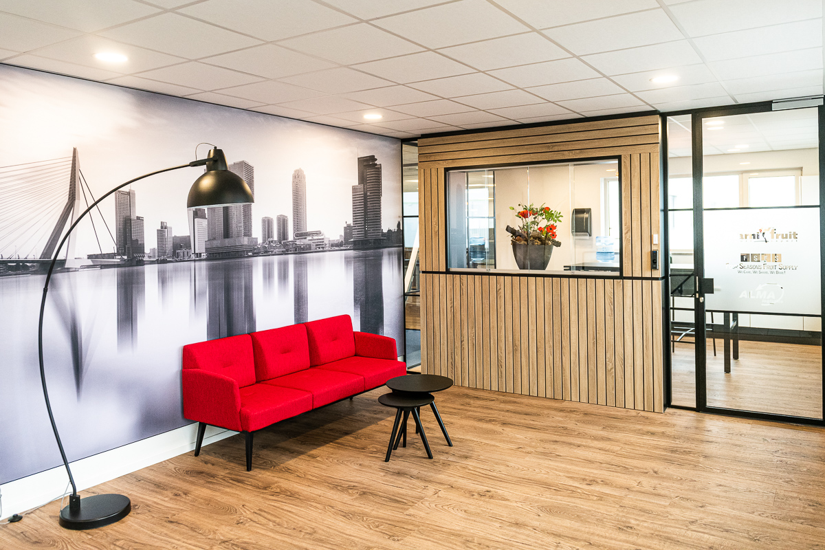 projectinrichting ontvangstruimte balie met houten panelen pvc vloer rode bank en metal stud fotowand