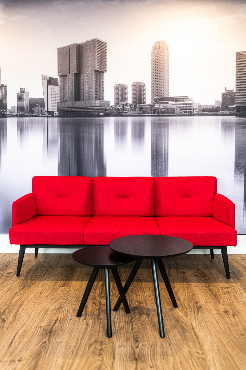 design and build ontvangstruimte rode bank met metal stud skyline fotowand