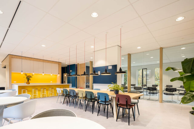 projectinrichting bedrijfskantine met pantry en koffiecorner en maatwerk meubilair