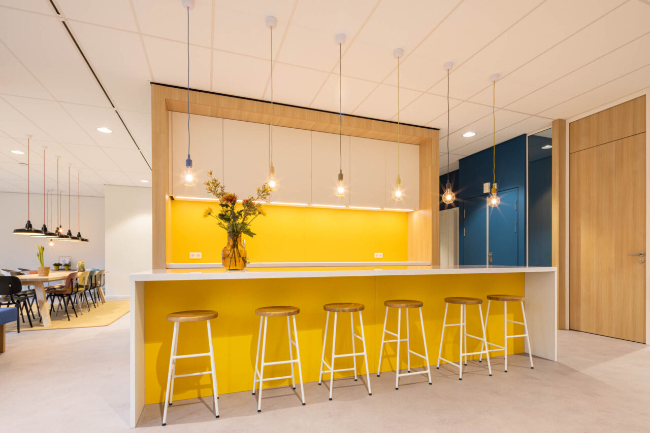 pantry bedrijfskeuken bar met krukken en LED verlichting