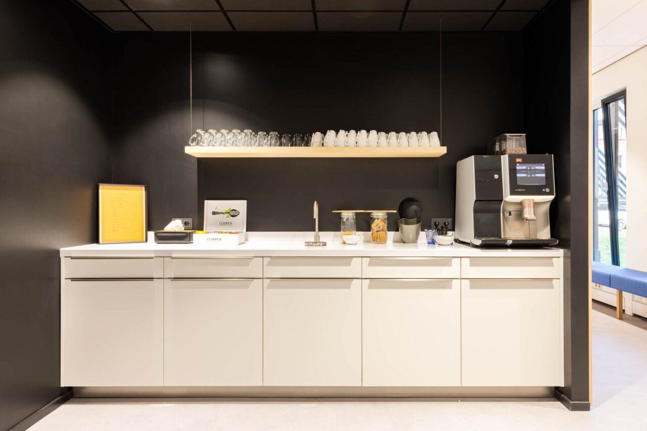 moderne pantry koffiecorner kantoor verbouwen