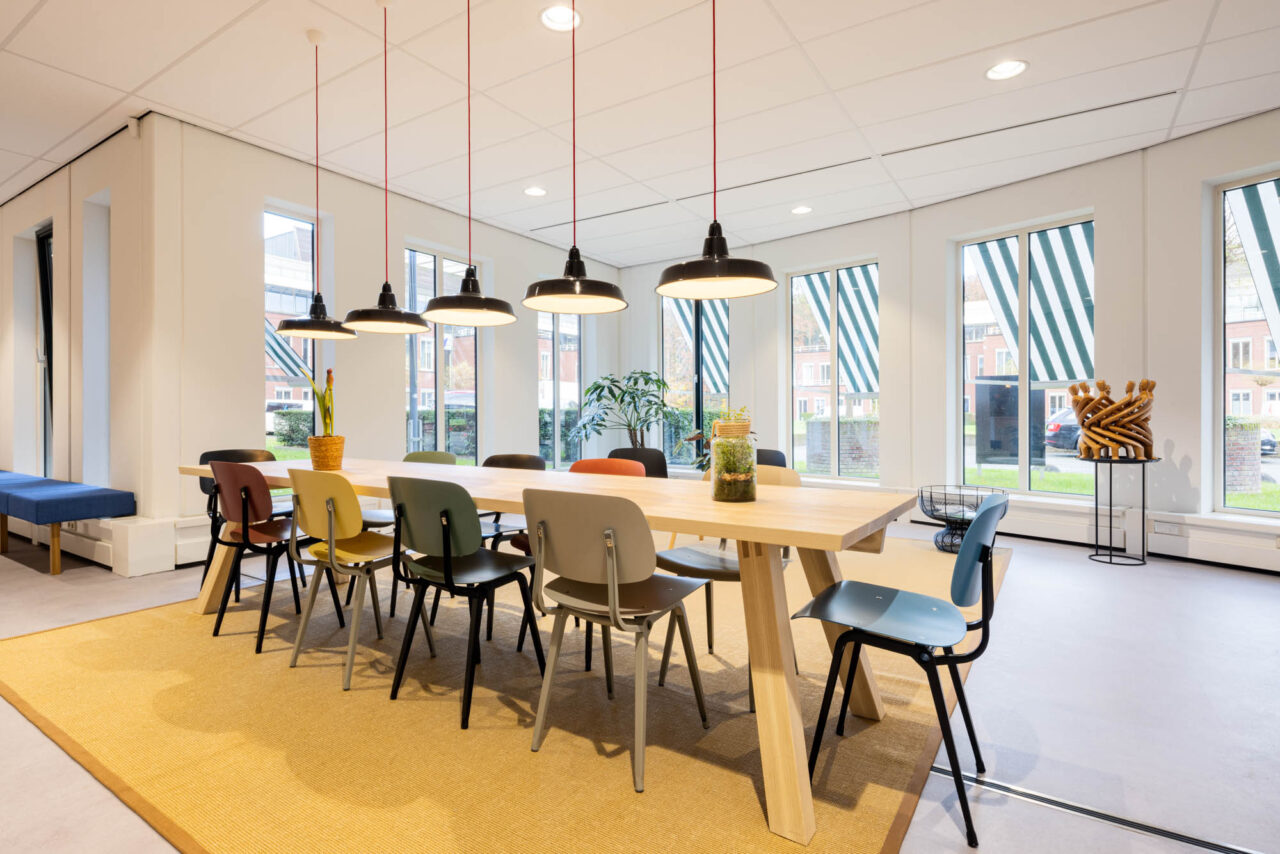 design and build projectinrichting kantoor lunchruimte met LED verlichting en maatwerk meubilair