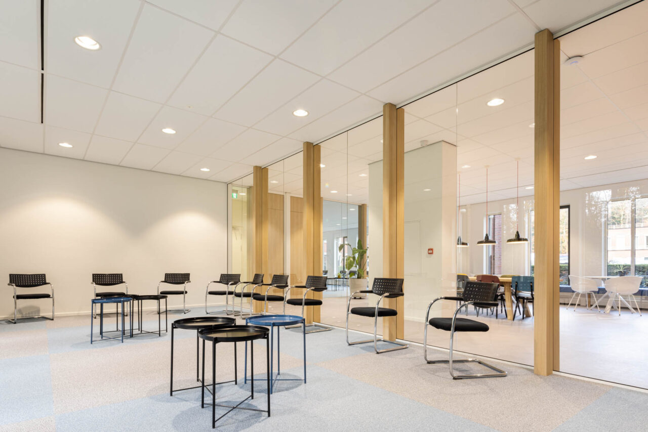 vergaderruimte met debazis glazen wanden met eiken profielen