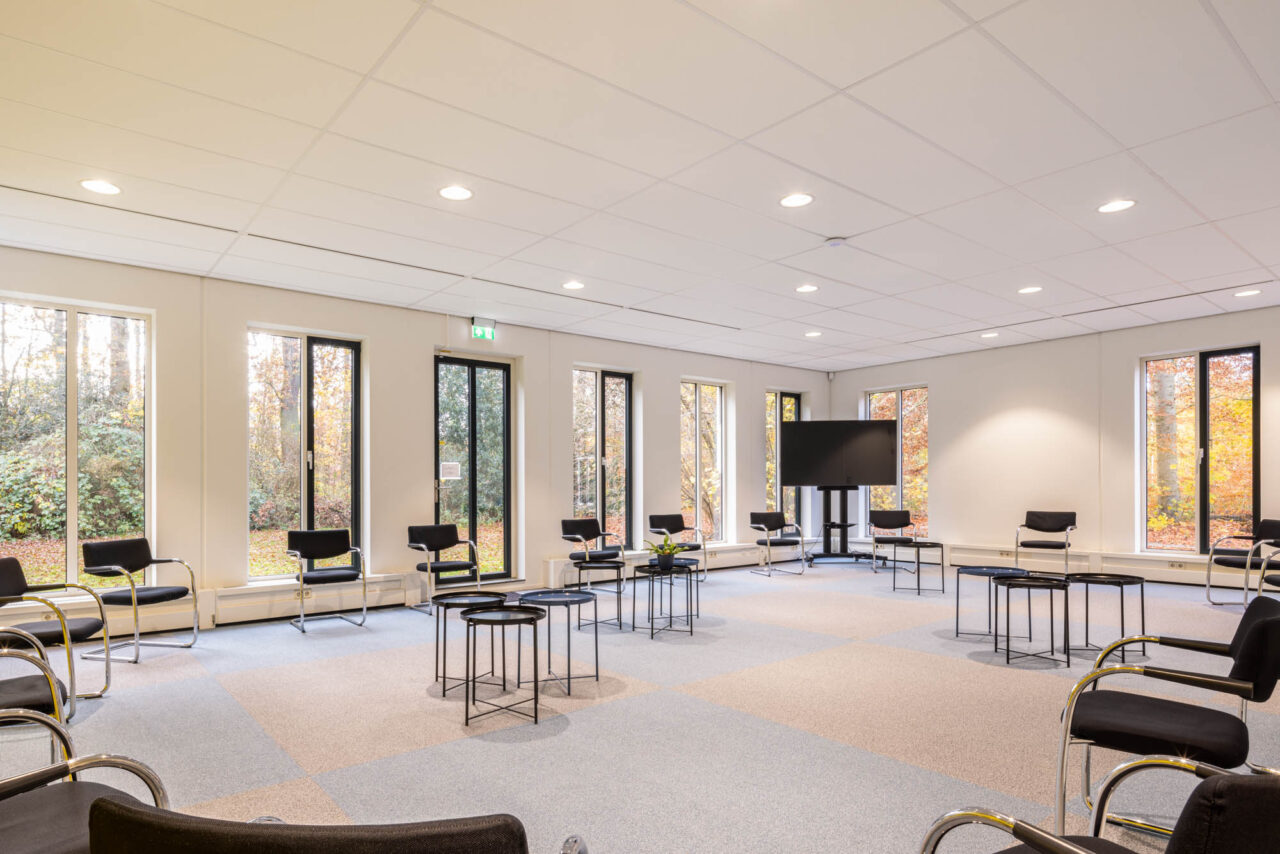 spreekkamer met presentatieruimte verbouwen maatwerk kantoorinrichting