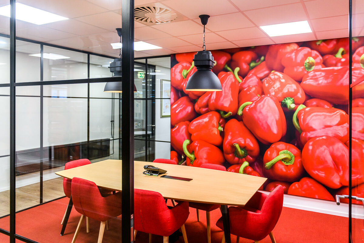 rode paprika thema vergaderruimte met glazen wanden en glasdeur