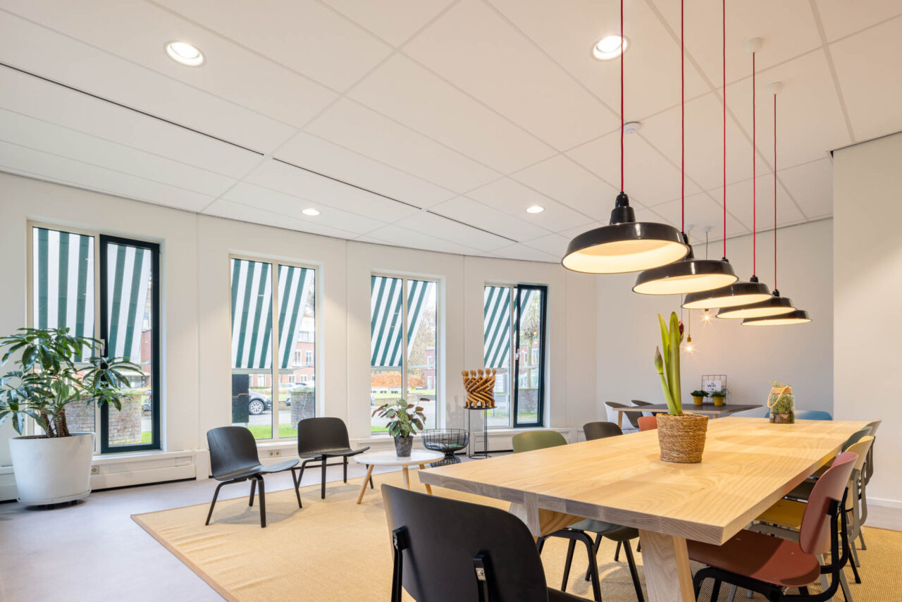 projectinrichting kantoor bedrijfskantine met maatwerk meubilair
