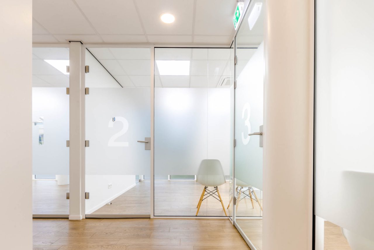 Complete interieur realisatie praktijkruimte met pvc projectvloer, systeemplafond, glaswanden en glasdeuren. Verbouwen doe je met debazis.