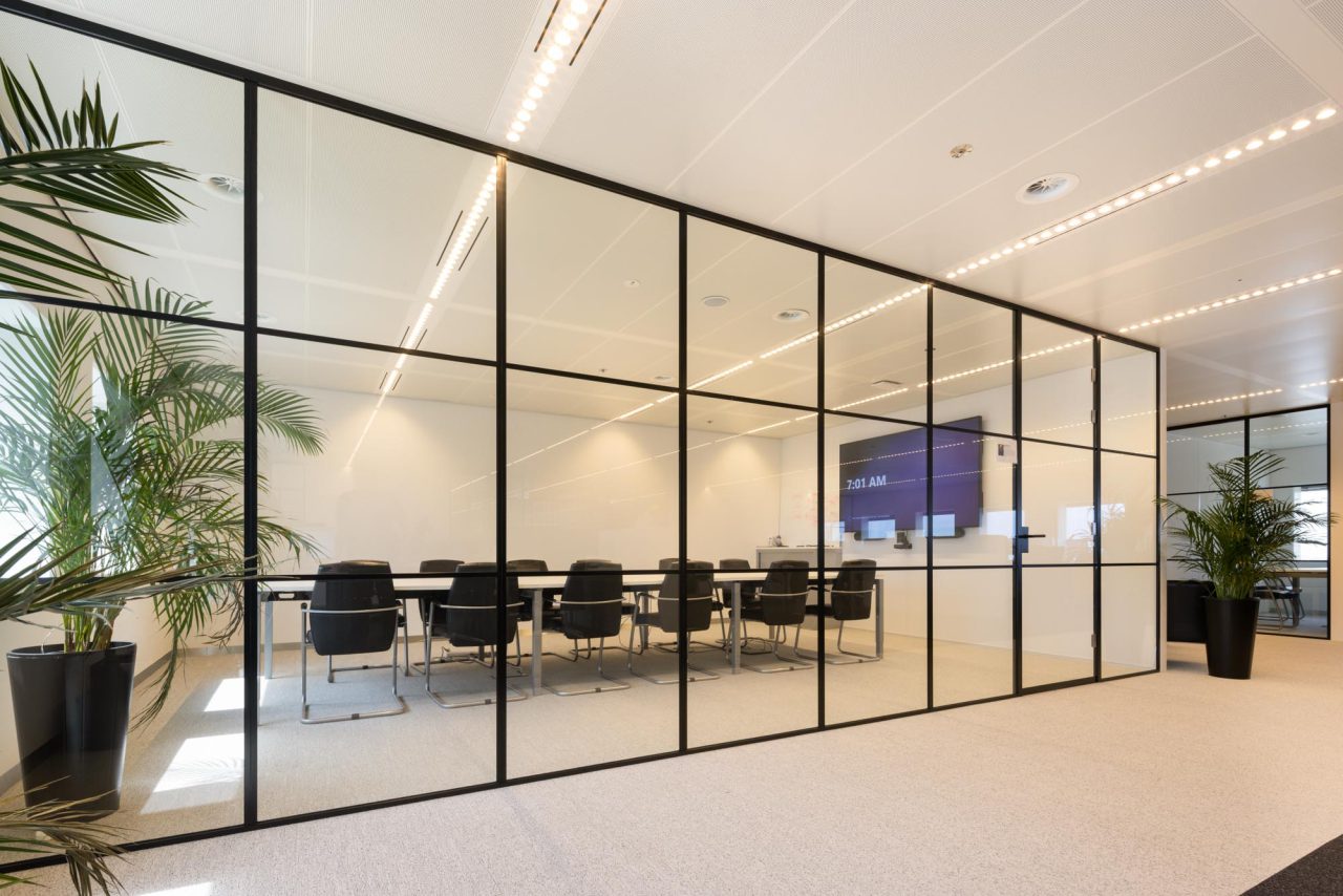 projectinrichting kantoor met glazen systeemwanden