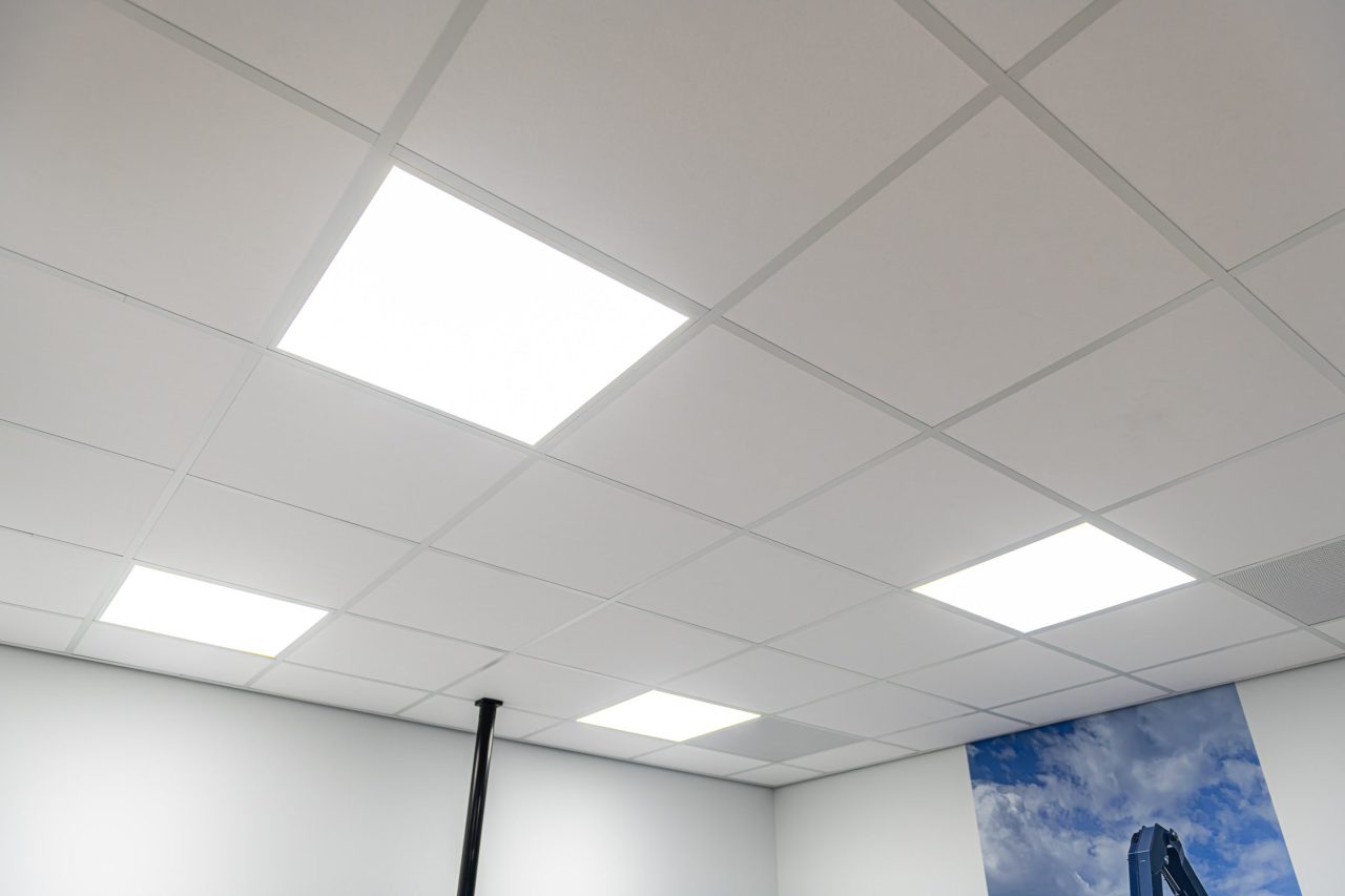 systeemplafond met led verlichting kantoor debazis